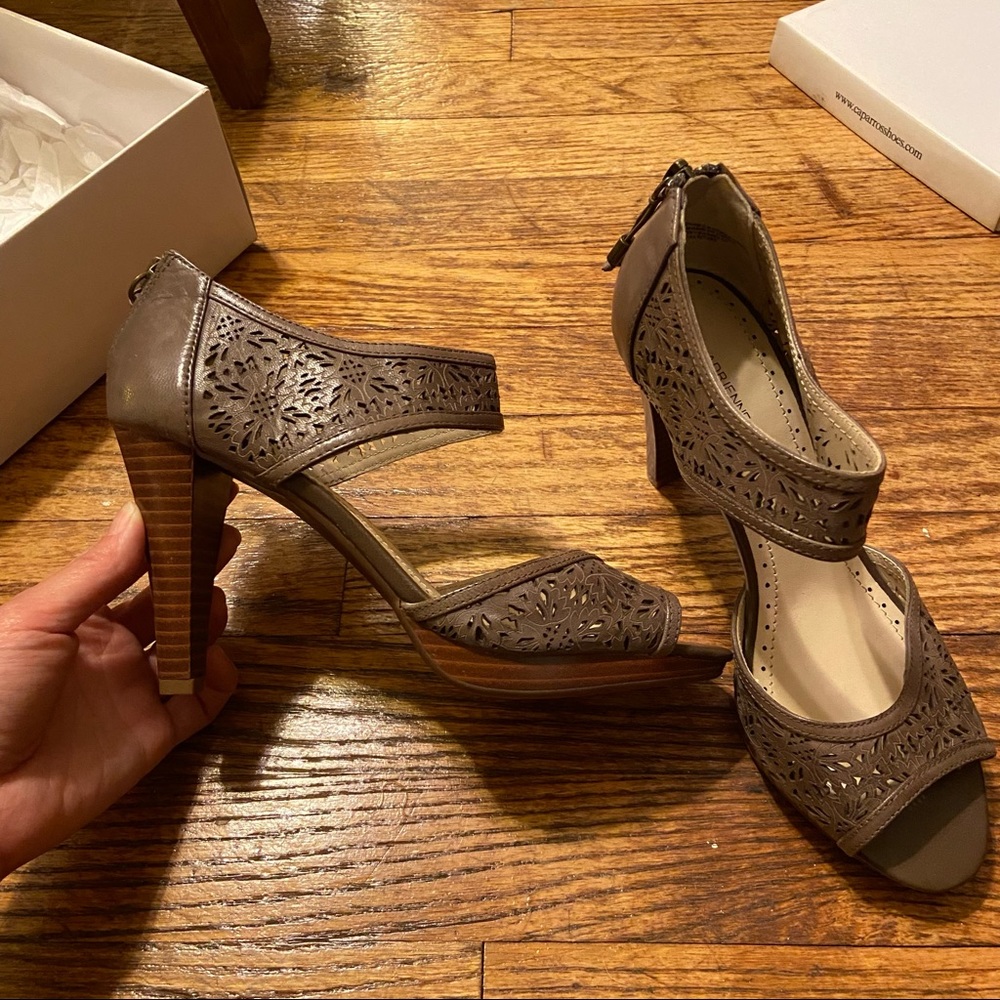 Cut out pattern Adrienne Vittadini heeled sandals, low platform